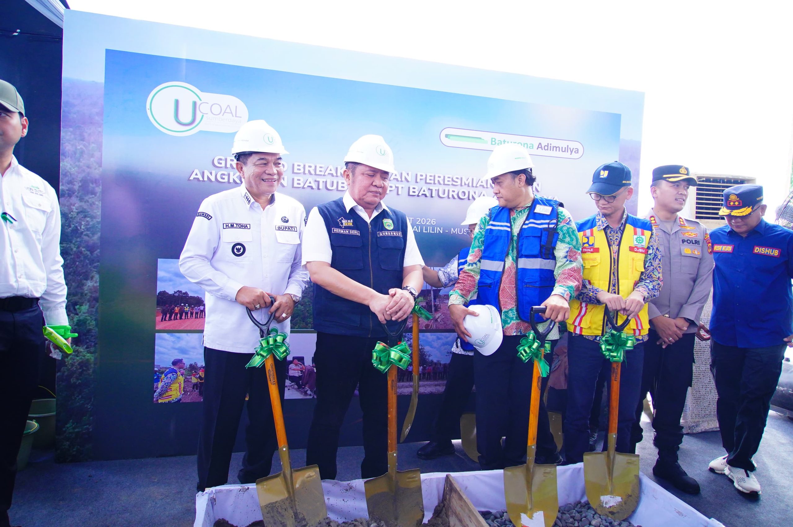 Gubernur Sumatera Selatan Herman Deru bersama Bupati Musi Banyuasin Toha Tohet melakukan groundbreaking pembangunan flyover dan jalan khusus angkutan batubara di Babat Supat.